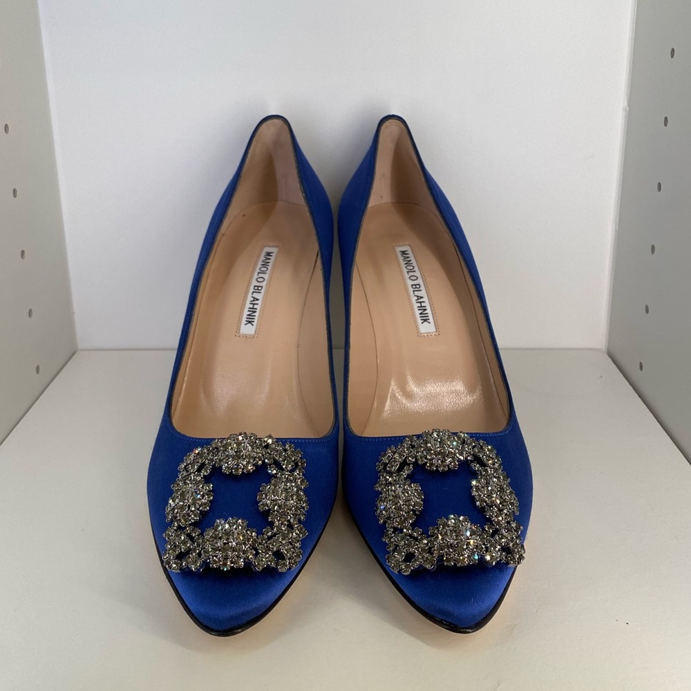 NWOT Manolo Blahnik Hangisi 70 Embellished Sex & The City Blue Satin Pumps